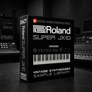 Puede incluir: Una caja rectangular negra para una biblioteca de muestras de sintetizador vintage Roland Super JX-10. El frente presenta el logotipo de Roland, el texto Digital Audio Creative Tools, Super JX-10 y Vintage Synthesizer Sample Library con un gráfico de teclado.