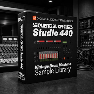 Könnte beinhalten: Eine schwarze rechteckige Box für eine Sequential Circuits Studio 440 Vintage-Drumcomputer-Sample-Library. Die Vorderseite zeigt weißen Text, eine Grafik der Benutzeroberfläche mit roten und grünen Akzenten sowie das Digital Audio Creative Tools Logo.