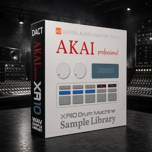 Puede incluir: Una caja blanca con el texto "AKAI professional" en rojo, con una pantalla digital y botones de control. La caja también muestra "XR10 Drum Machine Sample Library" y "WAV Sample Library". La caja está sobre un fondo oscuro de estudio.