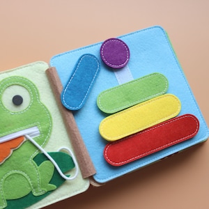 Personalisiertes Geschenk Kinder, Mini Quiet Book Löwe, Busy Book als Baby Geschenk für Geburtstag, Ostergeschenk, Montessori Spielzeug Bild 4