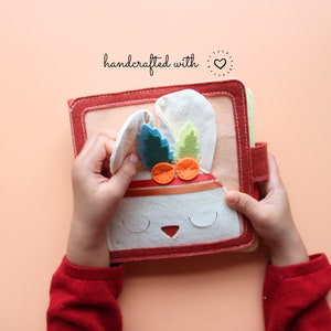 Personalisiertes Geschenk Kinder, Mini Quiet Book Hase, Busy Book als Baby Geschenk für Geburtstag, Ostergeschenk, Montessori Spielzeug