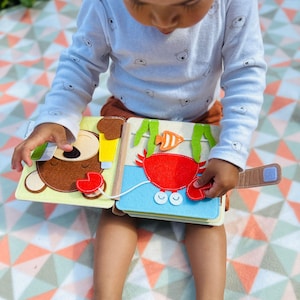 Mini livre silencieux personnalisé Lion| Cadeau bébé et tout-petits| Jouet Montessori| Livre occupé Cadeau de Noël| Cadeau d'anniversaire