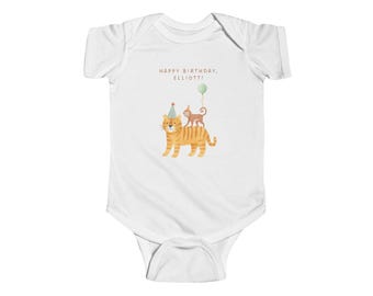 Puede incluir: Body de bebé blanco con una ilustración en acuarela. El diseño presenta un tigre con un gorro de fiesta, un mono y un globo verde. El texto dice "HAPPY BIRTHDAY, ELLIOTT!". Un diseño lindo y festivo para un cumpleaños.