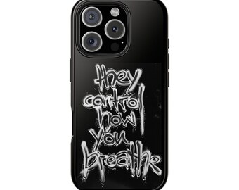 Puede incluir: Funda de teléfono negra con acabado brillante. La funda presenta un texto blanco estilizado que dice "They control how you breathe". La funda del teléfono tiene un módulo de cámara con tres lentes.