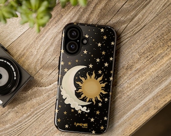 Puede incluir: Una funda de smartphone negra con un diseño celestial que presenta una luna creciente de color crema, un sol dorado y estrellas doradas dispersas. El texto Ejirocraft by Olivia está impreso en letras doradas pequeñas en la parte inferior.