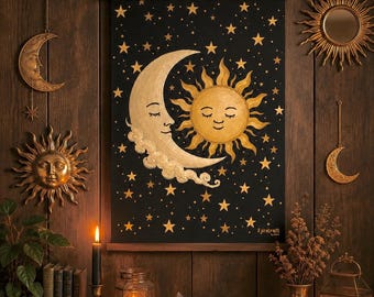 Puede incluir: Un tapiz de pared con temática celestial que presenta una luna creciente y un sol abrazándose sobre un fondo negro estrellado. La obra de arte está enmarcada por una barra de madera y rodeada de acentos decorativos de sol y luna, velas y libros.