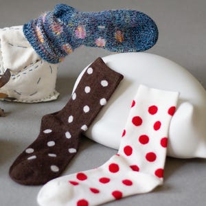 Retro Wollsocken mit Punkten | Weiche Socken mit Kaninchenwolle | Polka Dot Design | Nostalgischer Look Sanfte Textur | Geschenk fuer Sie