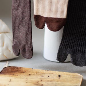 Tabi Socken mit Wolle | Geteilte Zehen | Anthrazit Struktur | Retro Streifen Braun | Cotton Split Toe Socks | Japan Style | Boho Geschenk