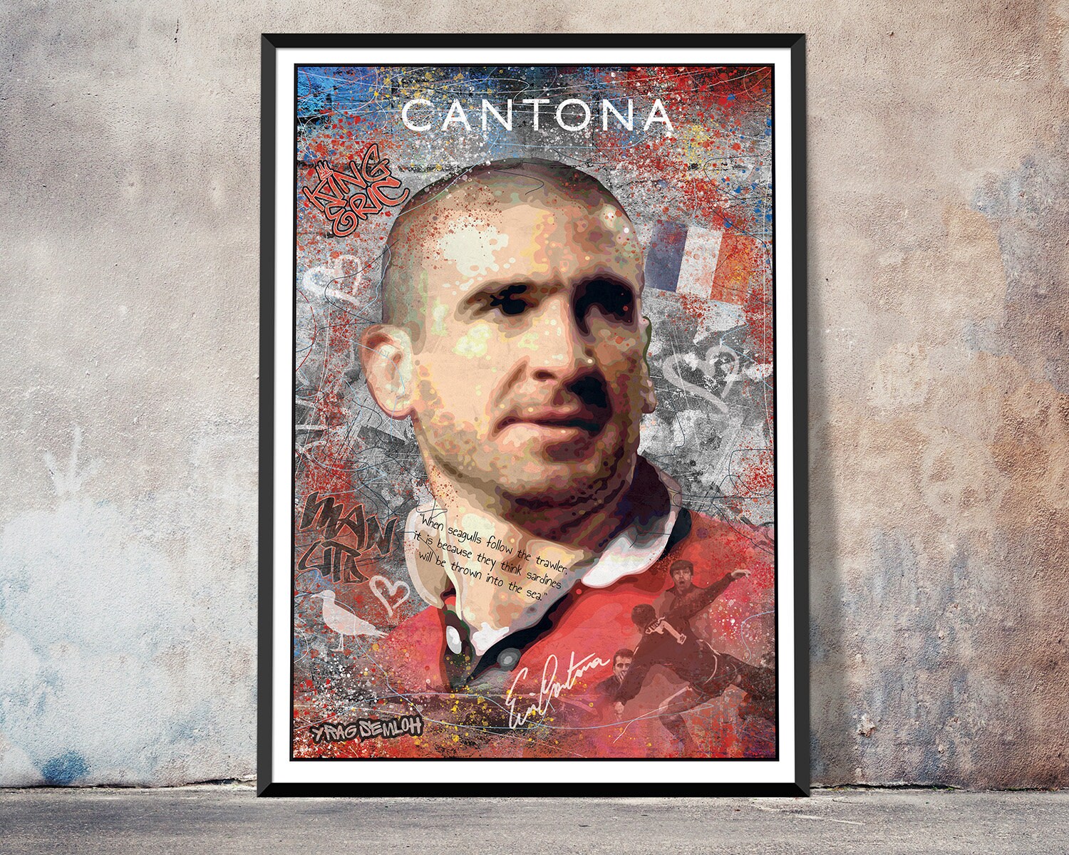 Chaussure Nike signée par Eric Cantona et sous vitrine de Manchester