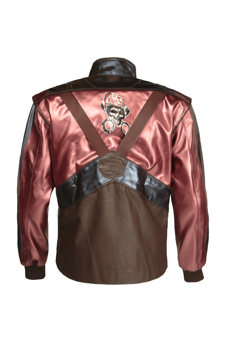 Puede incluir: Una chaqueta de cuero marr&oacute;n con un panel de cuero rosa en la espalda. La chaqueta tiene un cuello de cuero negro y un panel de cuero negro en la parte inferior. La parte posterior de la chaqueta presenta un gr&aacute;fico de una calavera con un casco y las palabras "RED ANTS".