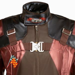 Puede incluir: Una chaqueta de cuero marr&oacute;n con un dise&ntilde;o rojo y negro. La chaqueta tiene una cremallera y un cuello. La chaqueta tiene un parche en el cuello que dice "Fuel My Fire".