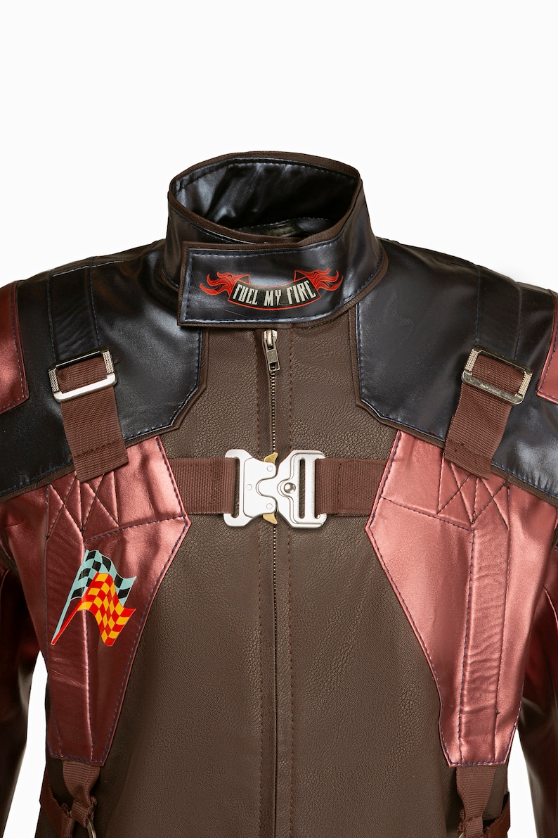 Puede incluir: Una chaqueta de cuero marr&oacute;n con un dise&ntilde;o rojo y negro. La chaqueta tiene una cremallera y un cuello. La chaqueta tiene un parche en el cuello que dice "Fuel My Fire".