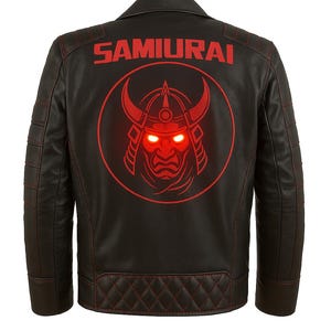 Op de afbeelding: Zwarte leren jas met rode stiksels en een gewatteerde onderrug. De achterkant toont het woord "SAMURAI" in het rood boven een rode cirkel met een samurai helm afbeelding.