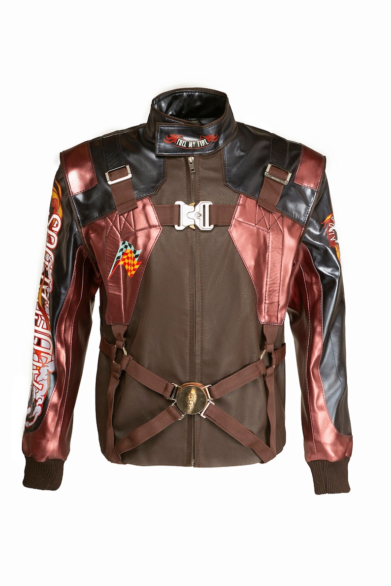 Puede incluir: Una chaqueta de cuero marr&oacute;n con un dise&ntilde;o negro y rojo. La chaqueta tiene una cremallera y un cuello. Tiene una correa en el pecho con una hebilla y el texto "FILL MY TIME" en el cuello.