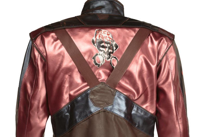 Puede incluir: Una chaqueta de cuero burdeos con detalles en cuero marr&oacute;n y un gr&aacute;fico de calavera en la espalda. La chaqueta tiene cierre de cremallera y cuello de pie.