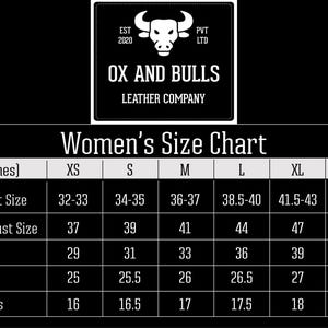 Puede incluir: Un logotipo en blanco y negro de Ox and Bulls Leather Company, con el texto "EST 2020". Debajo hay una tabla de tallas para mujeres en pulgadas, que detalla el busto, el busto de la chaqueta, la cintura, las mangas y las medidas de los hombros.