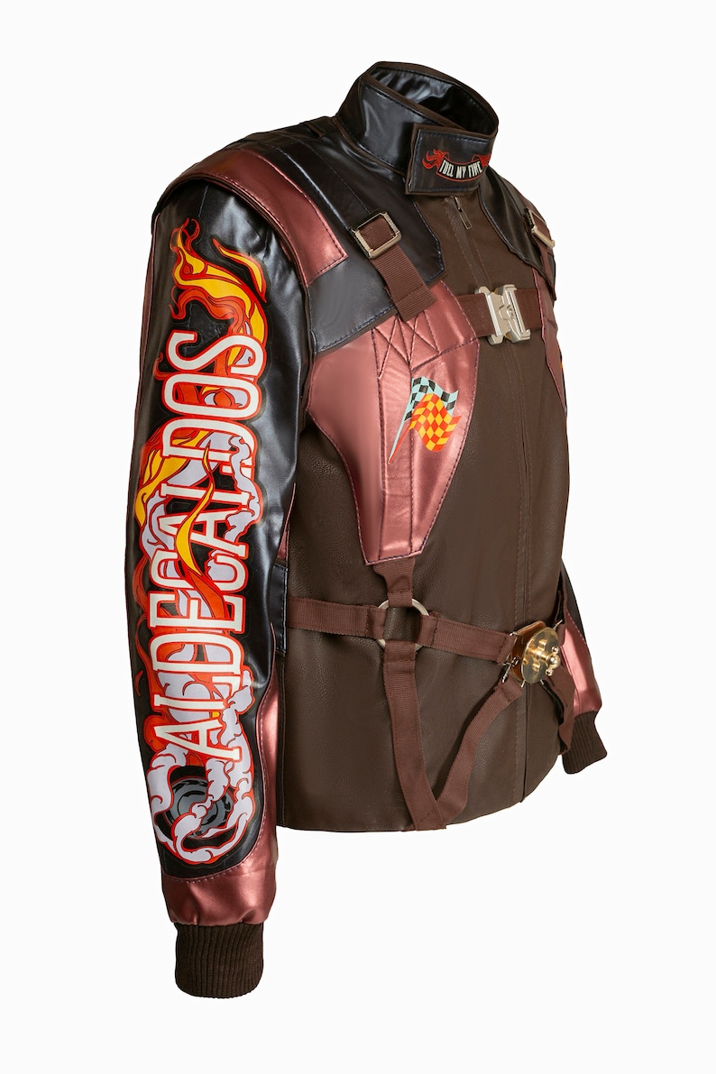 Puede incluir: Una chaqueta de cuero marr&oacute;n con un dise&ntilde;o negro y rosa. La chaqueta tiene una cremallera, un cuello de pie y un cintur&oacute;n con hebilla. La manga izquierda tiene un gr&aacute;fico de llamas y el texto "AIDE DE CAMP" en blanco. La chaqueta tiene un parche en la espalda que dice "Feel My Fire".