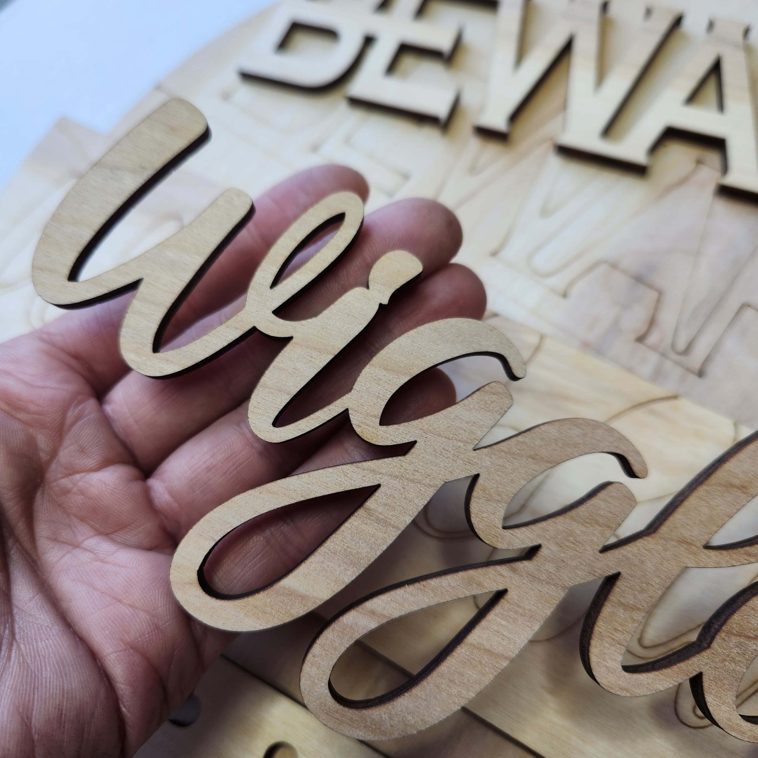 Produktbild von Türschild 'Beware Of The Wigglebutts' - Lustiges Hundemotiv Mit Pfotenabdrücken