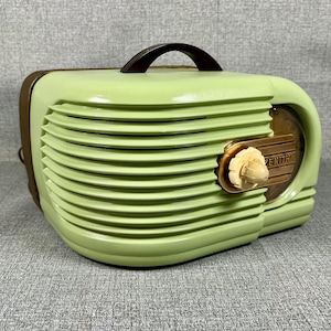 VRS0418 1939 Zenith Bakelite Case Radio Restored and Working.  FREE Shipping! Vintage Radio Mid Century Radio Tube Radio