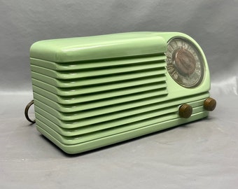 VRS0316 1946 Olympic Radio Model 6-501 Restored and Working!  FREE Shipping! Vintage Radio Mid Century Radio Tube Radio