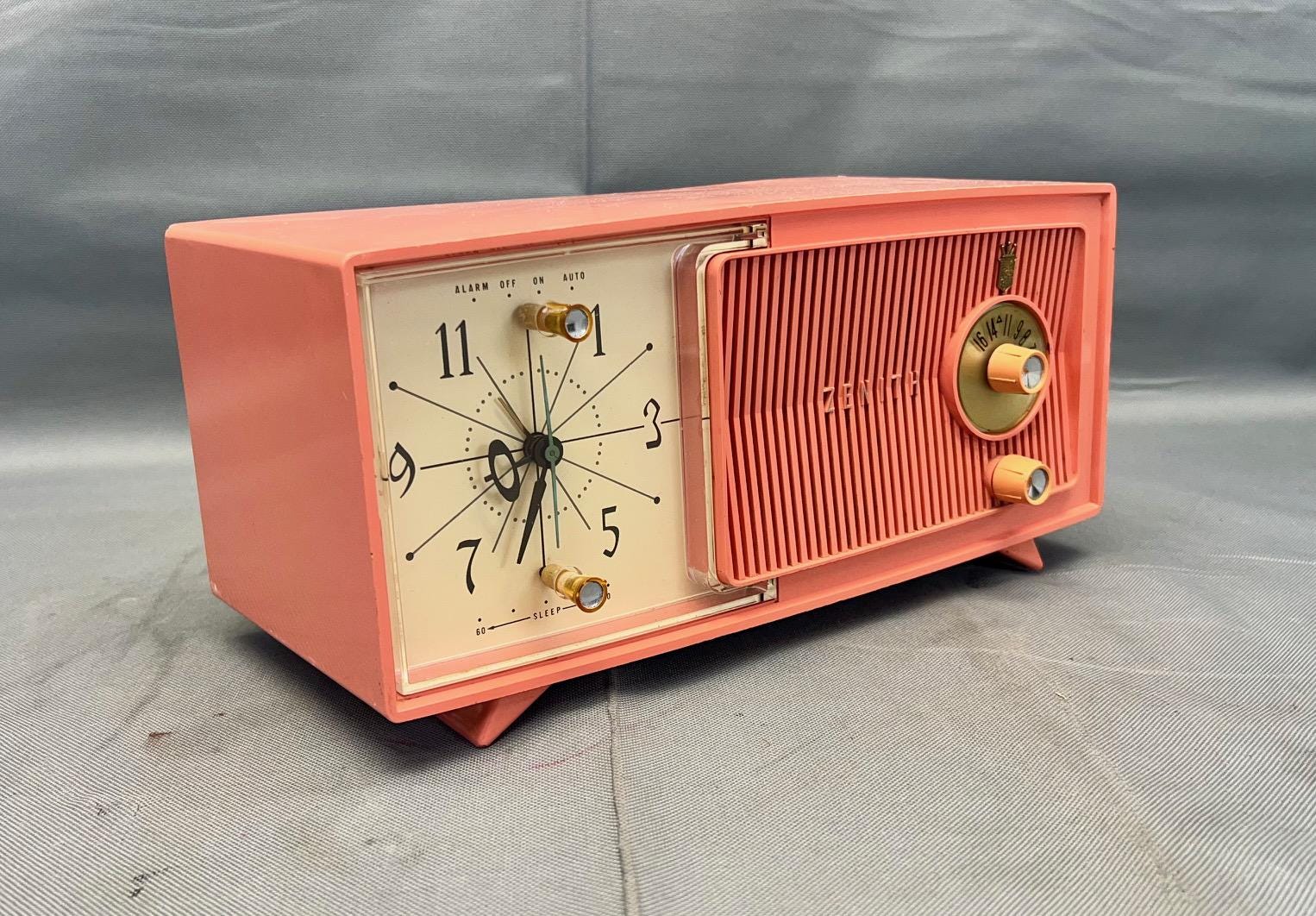 VRS0382 1960 Zenith Clock Radio Model E514 