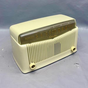 VRS0198 1950 Silvertone AM Radio Model 9006. Beautiful and Working!  FREE Shipping! Vintage Radio Mid Century Radio Tube Radio
