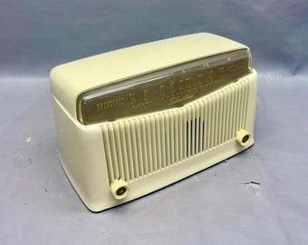VRS0198 1950 Silvertone AM Radio Model 9006. Beautiful and Working!  FREE Shipping! Vintage Radio Mid Century Radio Tube Radio