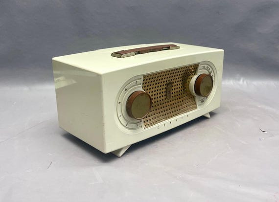 VRS0217 1954 Zenith Radio Model R511W. Restored and Working
