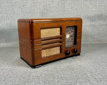 VRS0516 1940 Mantola Radio Model 6220. Restored and Working!  FREE Shipping!