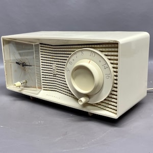 VRS0169 1958 Motorola Clock Radio Restored and Working. FREE Shipping! Vintage Radio Mid Century Radio Tube Radio