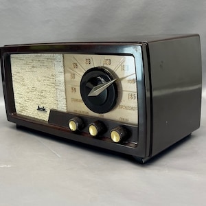 VRS0105 1954 Arvin Bakelite Case Radio.  Restored and Working!  Mid Century Radio, Vintage Radio, Antique Radio