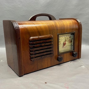 VRS0331 1940 Mantola Radio. Restored and Working.  FREE Shipping! Vintage Radio Mid Century Radio Tube Radio