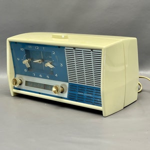 VRS0212 1959 General Electric Vintage Clock Radio Restored and Working! FREE Shipping! Vintage Radio Mid Century Radio Tube Radio