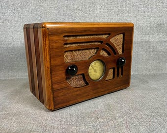 VRS0733 1930s Emerson Radio.  Restored and Working.  FREE Shipping.  Antique Radio. Vintage Radio. Mid Century Radio.