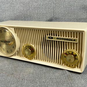 VRS0451 Rare 1956 Motorola White Clock Radio. Restored and Working. FREE Shipping! Vintage Radio Mid Century Radio Tube Radio
