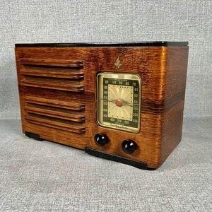 VRS0714 1941 Emerson Radio Model 334. Restored and Working. FREE Shipping! Vintage Radio Mid Century Radio Tube Radio image 3