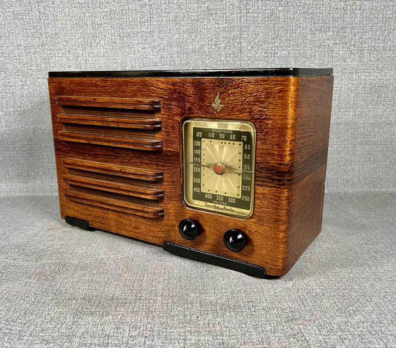 VRS0714 1941 Emerson Radio Model 334. Restored and Working. FREE Shipping! Vintage Radio Mid Century Radio Tube Radio image 3