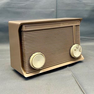 VRS0161 1960 Motorola Radio Model A7N23. Restored and Working.  FREE Shipping! Vintage Radio Mid Century Radio Tube Radio