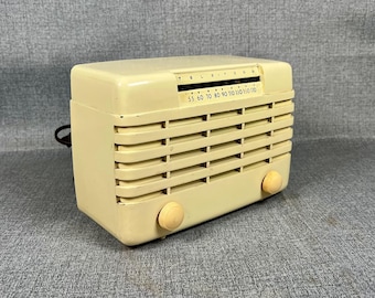 VRS0422 1947 Tele-Tone Radio Model 135. Restored and Working.  FREE Shipping! Vintage Radio Mid Century Radio Tube Radio