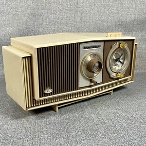 VRS0425 1959 Motorola Vintage Clock Radio Restored and Working! FREE Shipping! Vintage Radio Mid Century Radio Tube Radio