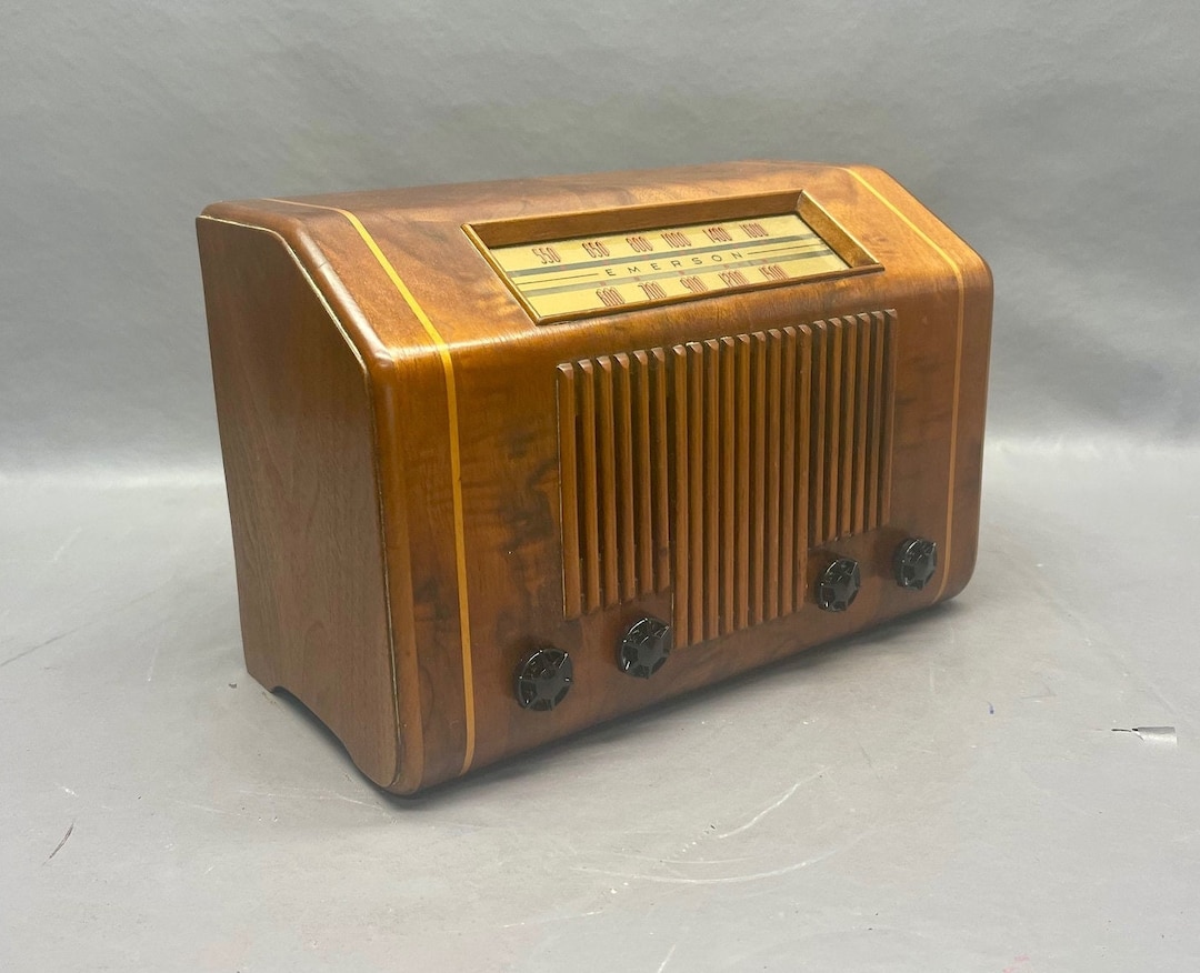 VRS0126 1945 Emerson Radio. Restored and Working. Mid Century