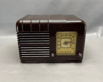 VRS0237 1940 Detrola Radio Model 342. Restored and Working. FREE Shipping! Vintage Radio Mid Century Radio Tube Radio