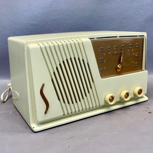 VRS0200 1951 Silvertone Radio Model 16. Restored and Working. Iconic Styling! FREE Shipping! Vintage Radio Mid Century Radio Tube Radio