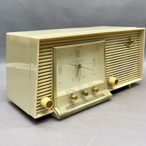 VRS0197 1955 Silvertone Vintage Clock Radio Restored and Working! FREE Shipping! Vintage Radio Mid Century Radio Tube Radio