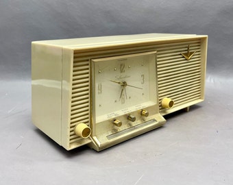VRS0197 1955 Silvertone Vintage Clock Radio Restored and Working! FREE Shipping! Vintage Radio Mid Century Radio Tube Radio