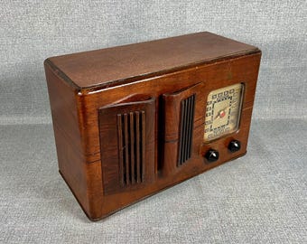VRS0671 1941 Emerson Radio Model DY-349. Ingraham Cabinet.  Mid Century Radio.  FREE Shipping.  Antique Radio. Vintage Radio.