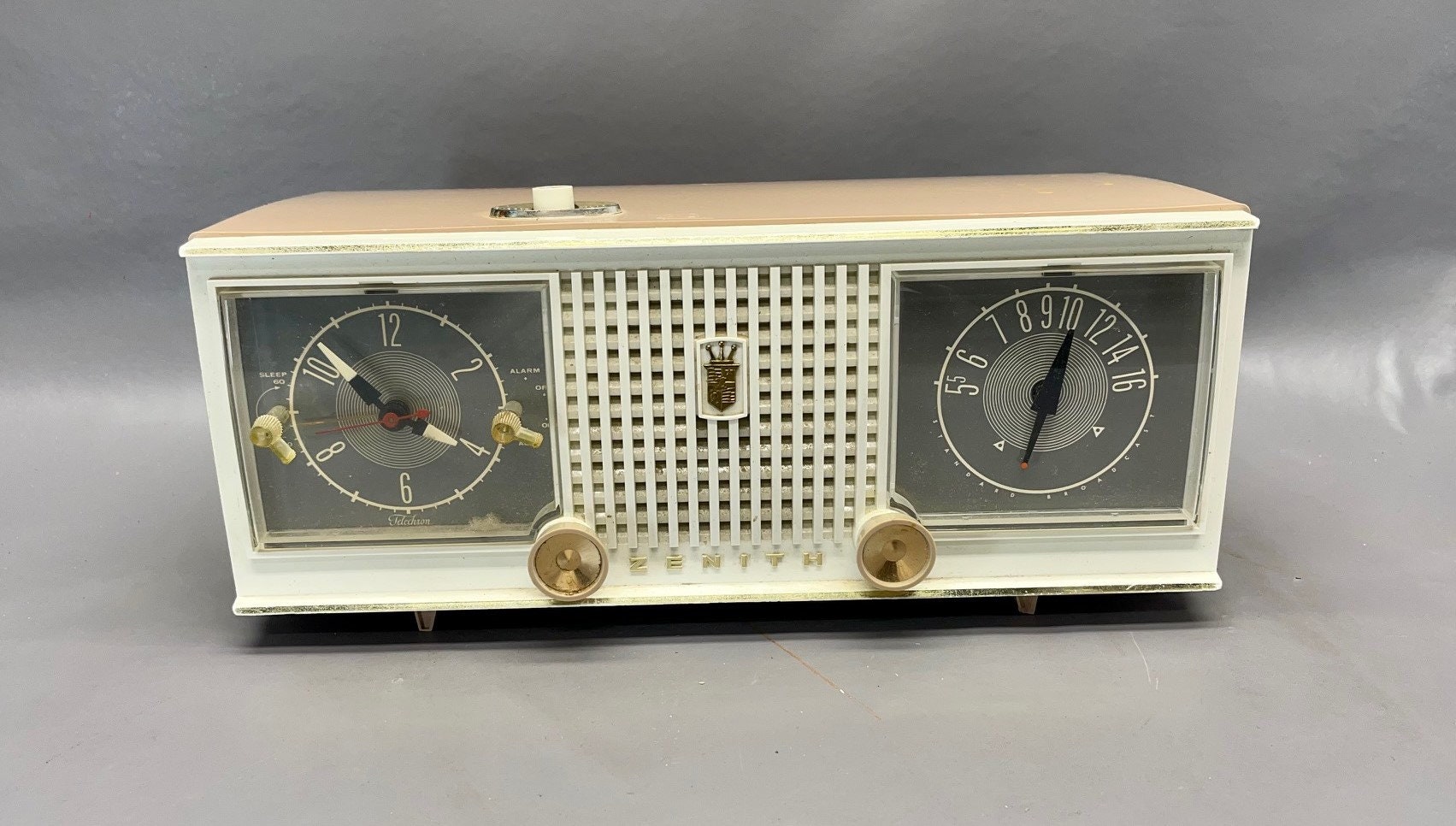 Zenith Model A519W Alarm Clock Radio Plastic Vintage Tube Radio