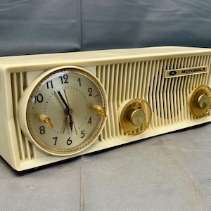 VRS0386 Rare 1956 Motorola Green Clock Radio. Restored and Working. FREE Shipping! Vintage Radio Mid Century Radio Tube Radio