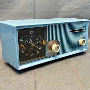VRS0388 Rare 1959 Motorola Blue Clock Radio. Restored and Working. FREE Shipping! Vintage Radio Mid Century Radio Tube Radio