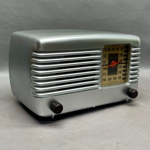 VRS0070 1948 Philco Mid Century Radio Model 48-200.  Beautiful and Restored! FREE Shipping! Vintage Radio Mid Century Radio Tube Radio